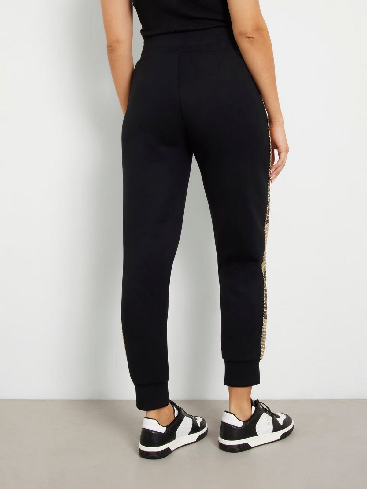 GUESS Pantalone Donna STUDS LOGO SWEATPANTS W4YB40 KBYE2 JBLK Nero gioboutiqueweb