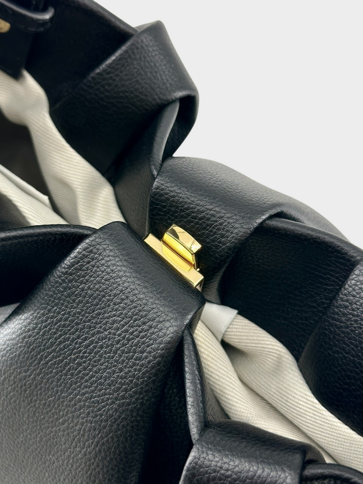 THEMOIRè Athena bottolato bag black eco-friendly design