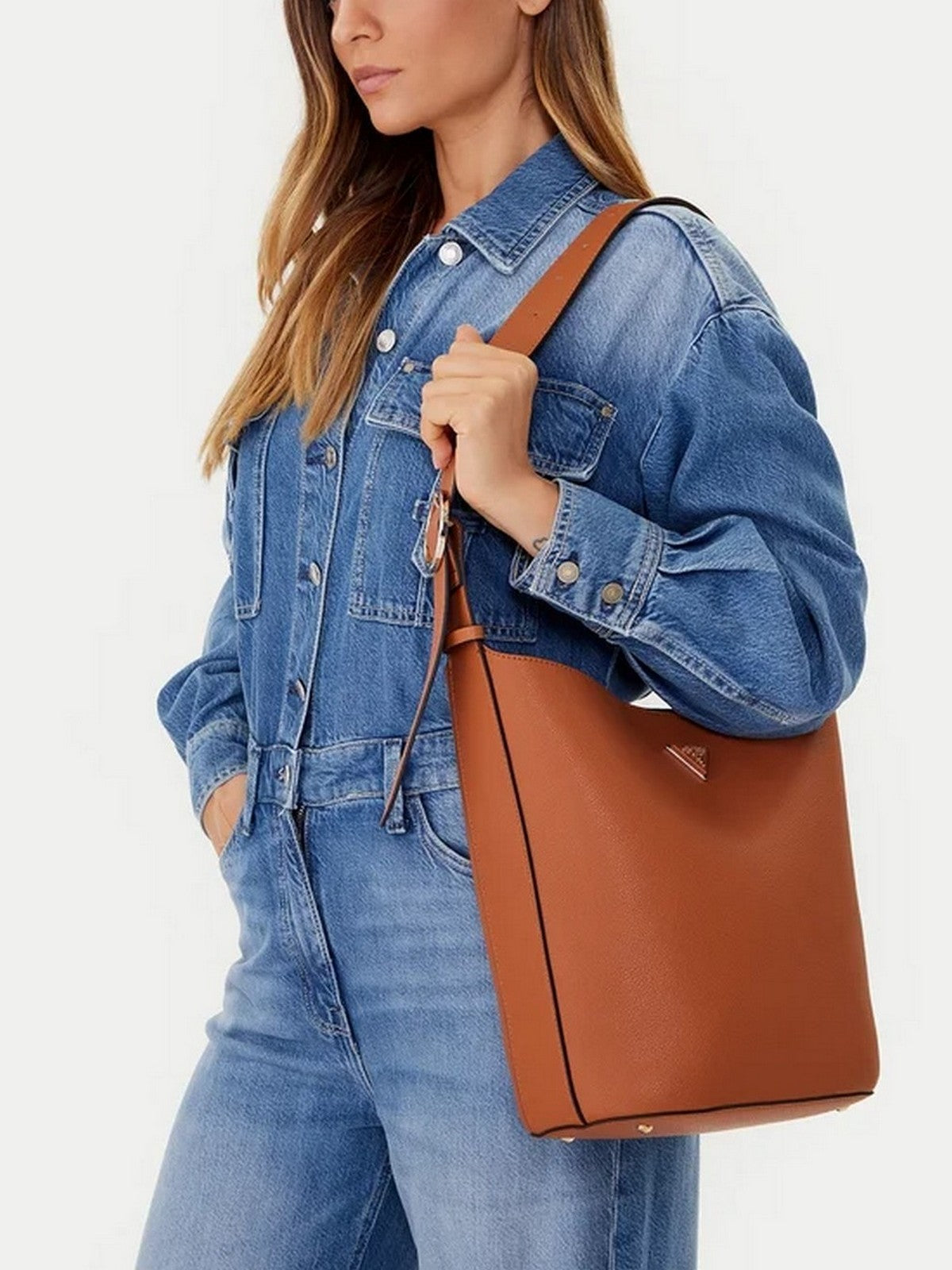 GUESS Borsa Donna MERIDIAN II BUCKET HWBG69 74040 COG COGNAC