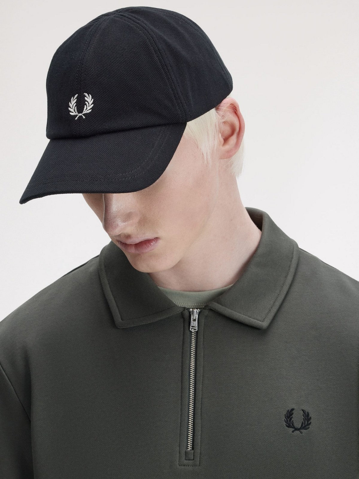 FRED PERRY Cappello Uomo FP PIQUE CLASSIC CAP FP-HW2295-57 843 BLACK/SNOWWHITE