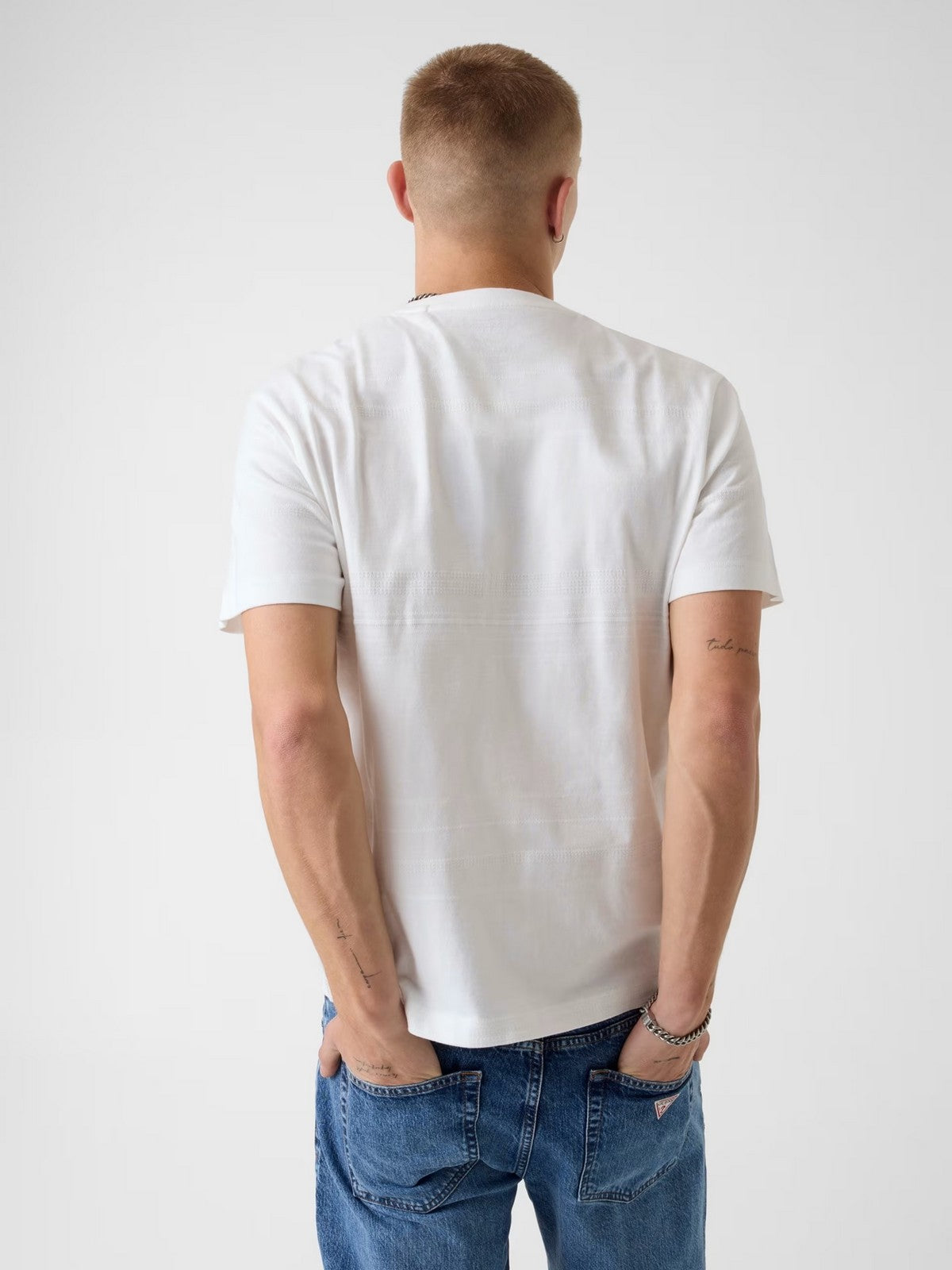 GUESS T-shirt Uomo GJ REG FIT JACQUARD STRIPE TEE M6GIZ3 KE942 F0I6 ALABASTER WHITE MULT