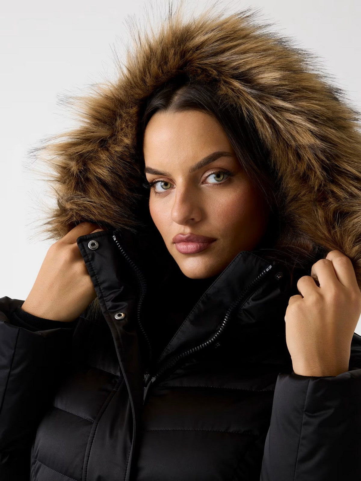 GUESS Piumino Donna MARINA SHORT REAL DOWN W5BL31 W2802 JTMU JET BLACK MULTI